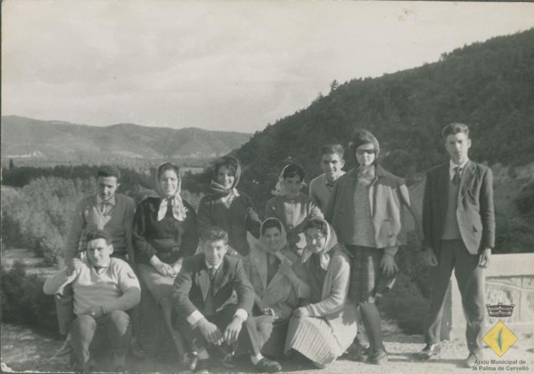Grup de joves en una sortida del grup de caramelles