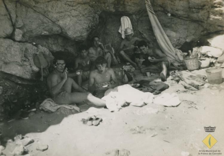 El grup de joves Els cors catalans en una platja