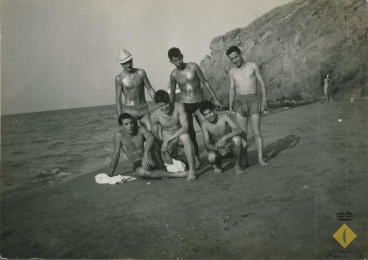 El grup de joves Els cors catalans en una platja