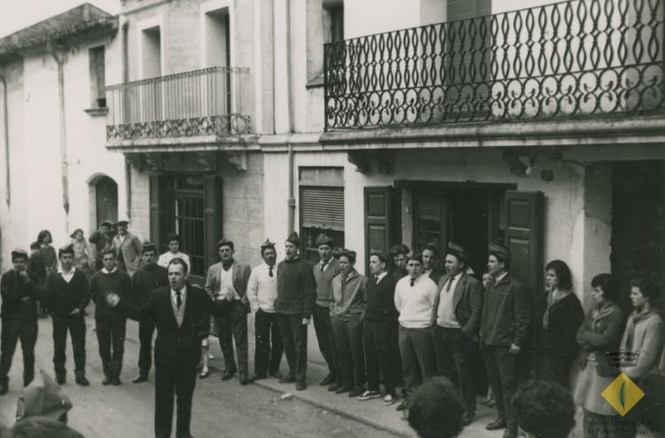 El grup de caramelles de la Palma cantant davant ca la Rafela dirigits per Esteve Fisas