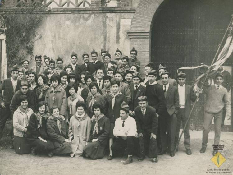 Grup de cantants de caramelles davant ca n'Iglésies