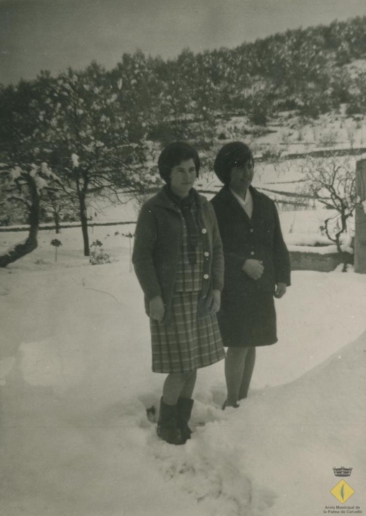 Dues dones a la neu