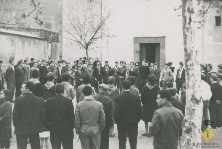 Grup de cantants de caramelles davant ca n'Iglésies dirigits per Esteve Fisas