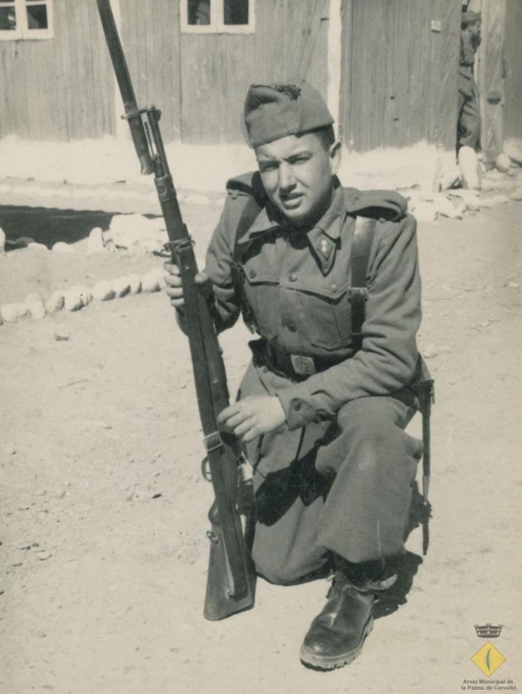 Jaume Balasch vestit de soldat i amb fusell