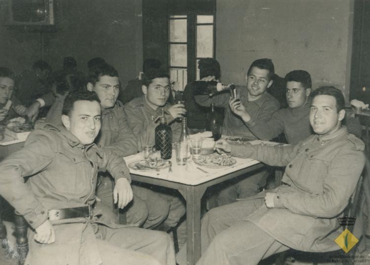 Soldats a la cantina del Destacamento de Artilleria Antiaérea de Ripollet
