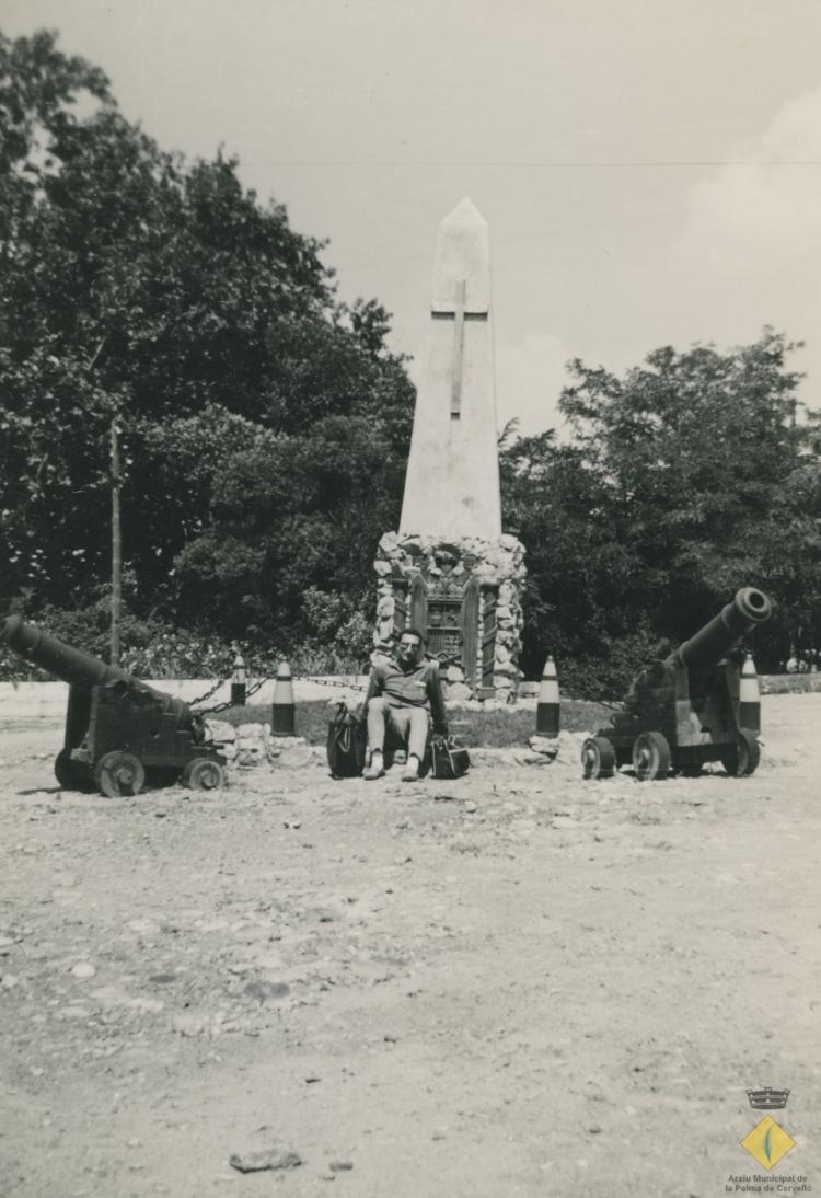 Soldat davant monument i canons al Destacamento de Artilleria Antiaérea de Ripollet