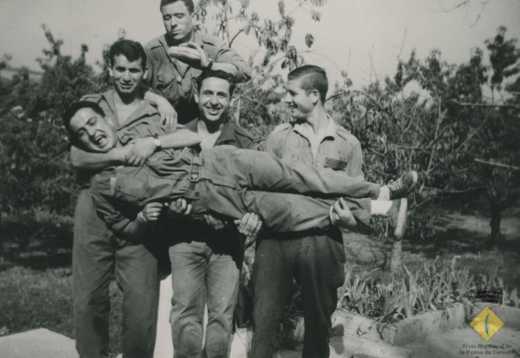 Soldats en actitud lúdica al Destacamento de Artilleria Antiaérea de Ripollet