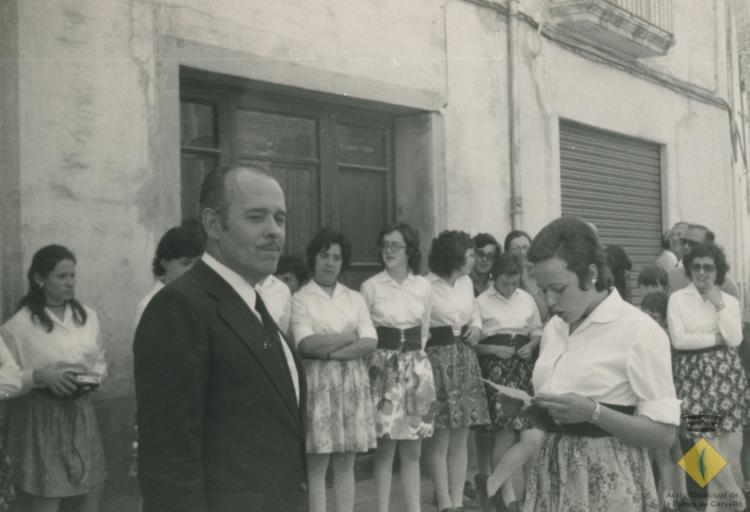 El director Esteve Fisas amb el cor femení de Caramelles al carrer Santa Maria