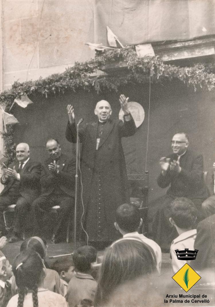 El bisbe Modrego fent una al·locució pública al costat de mossèn Ignasi