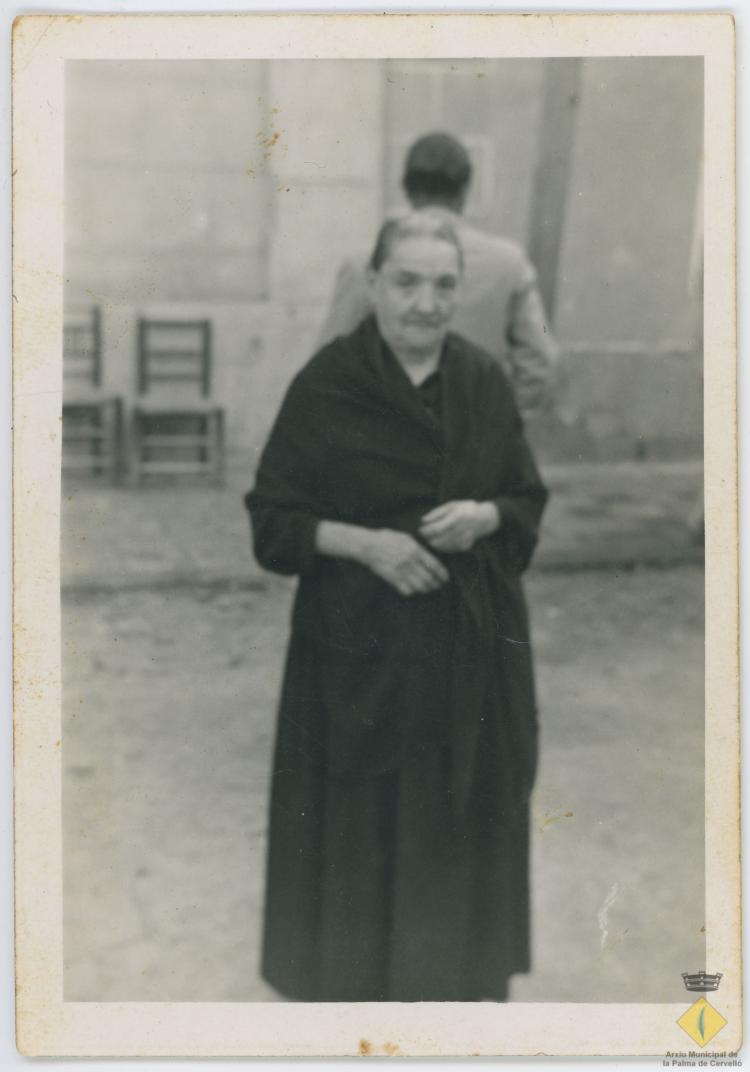 La iaia Roseta Ollé al patí a ca l'Anzí