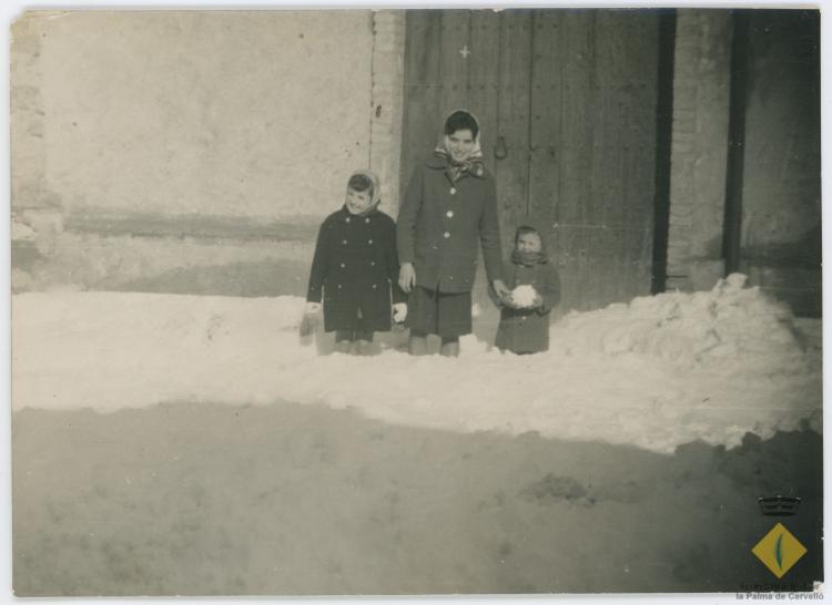 Rosa Maria Giberga, Rosa Albertí i Frederic Giberga davant el número 30 de l'actual Avinguda Catalunya l'endemà de la nevada de 1962