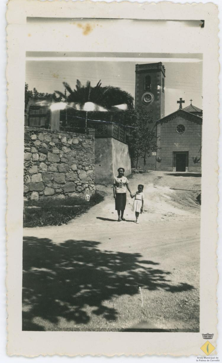 Jove i nena a la pujada de l'església
