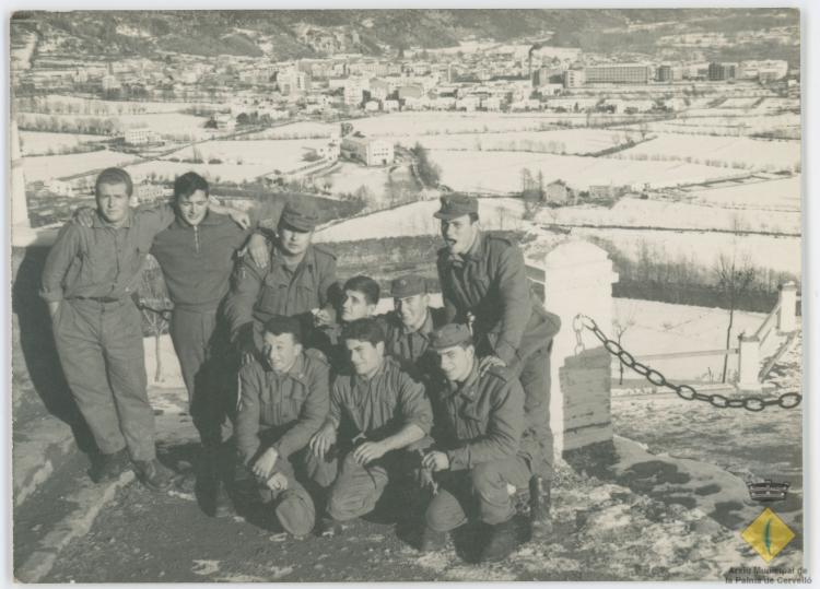 Antonio Busquet amb un grup de companys durant el servei militar a la Seu d'Urgell