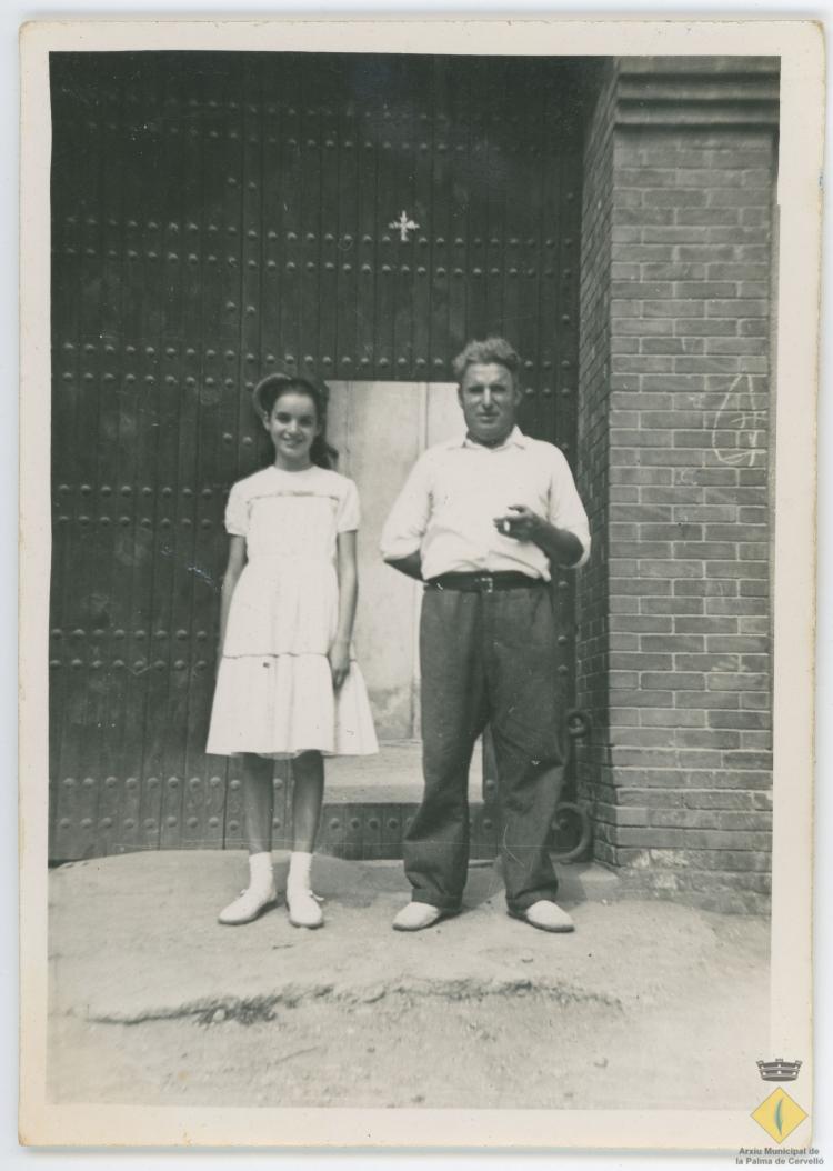 Rosa Albertí i el seu pare Josep Albertí Saperas a la porta de ca n'Iglésies