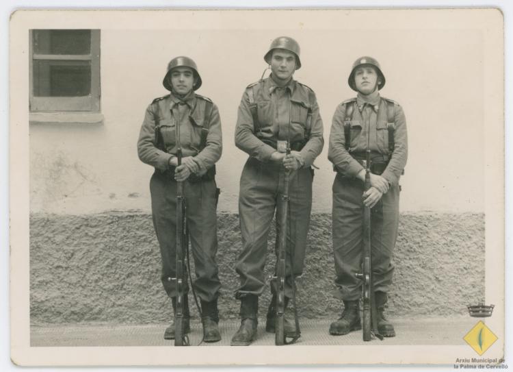 Retrat de tres joves durant el servei militar