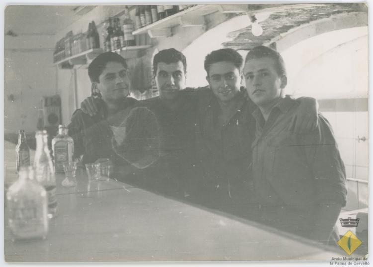 Antonio Busquet i altres joves durant el servei militar en un bar