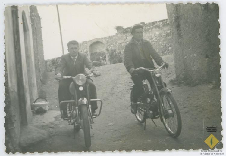 Antonio Busquet i el seu pare Pere Busquet en dues motos al començament del carrer Sant Isidre