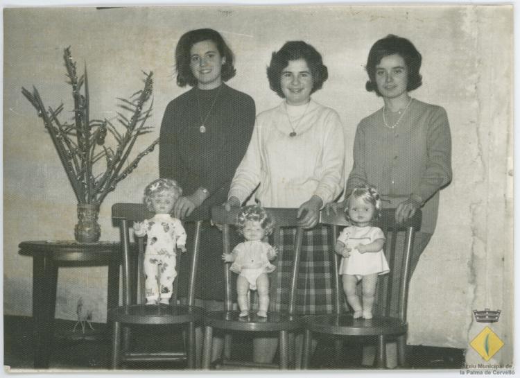 Tres dones joves amb tres nines que els van regalar les seves parelles un dia de Reis