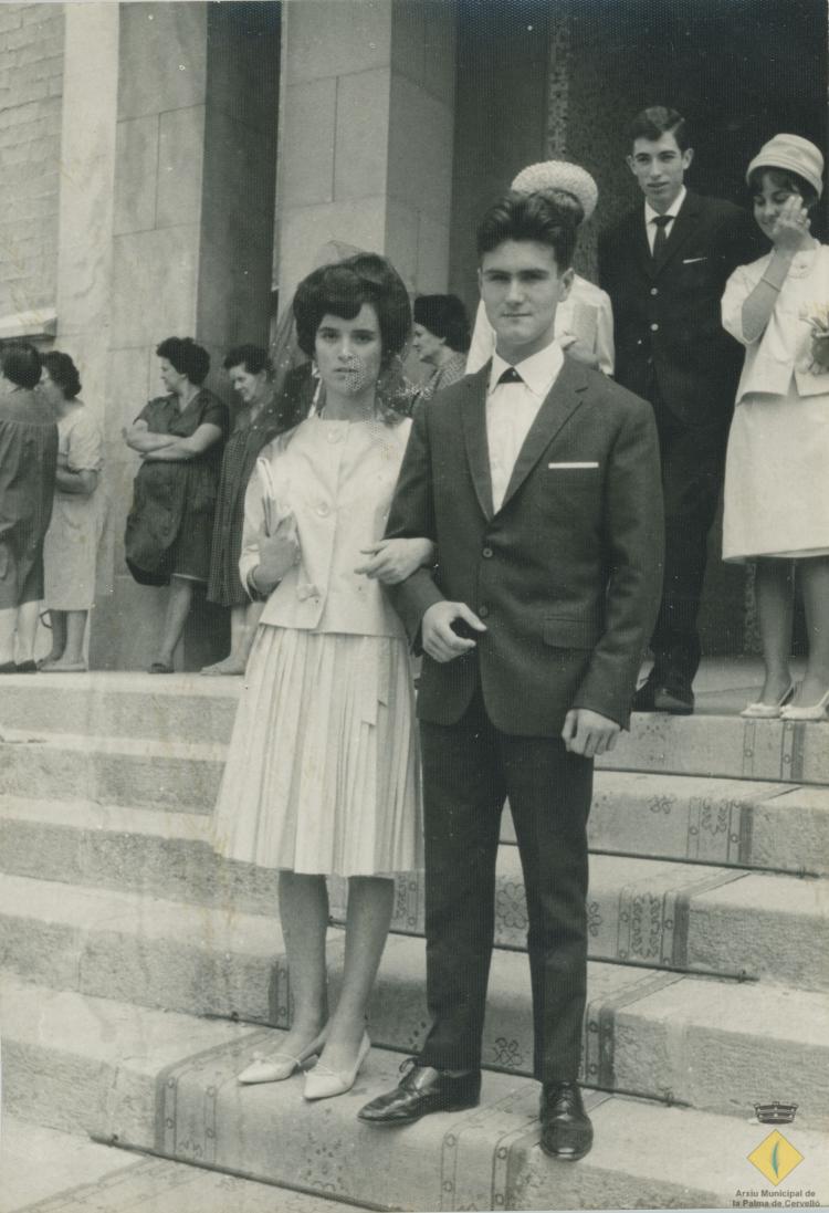 Miquel Monfort el dia del seu casament, acompanyat de la seva cosina Rosa Albertí, a les escales de l'església de Molins de Rei