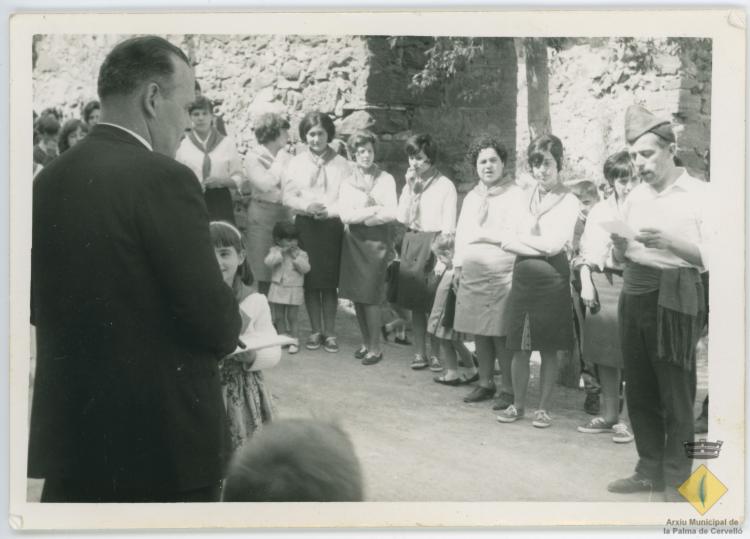 Esteve Fisas Alemany amb un grup de caramelles