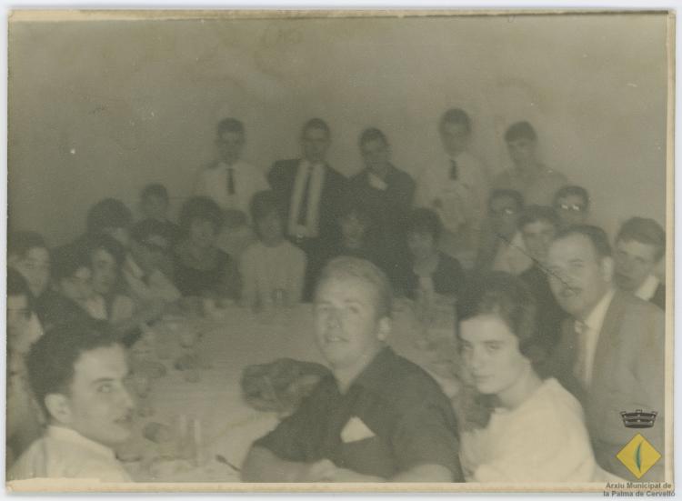 Participants a una celebració a la sala de reunions de la rectoria de l'Església