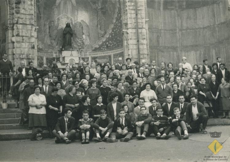 Grup de pelegrins de la Palma i altres poblacions a Lourdes, davant la capella de Santa Bernadeta de la Basílica de Nostra Senyora del Rosari