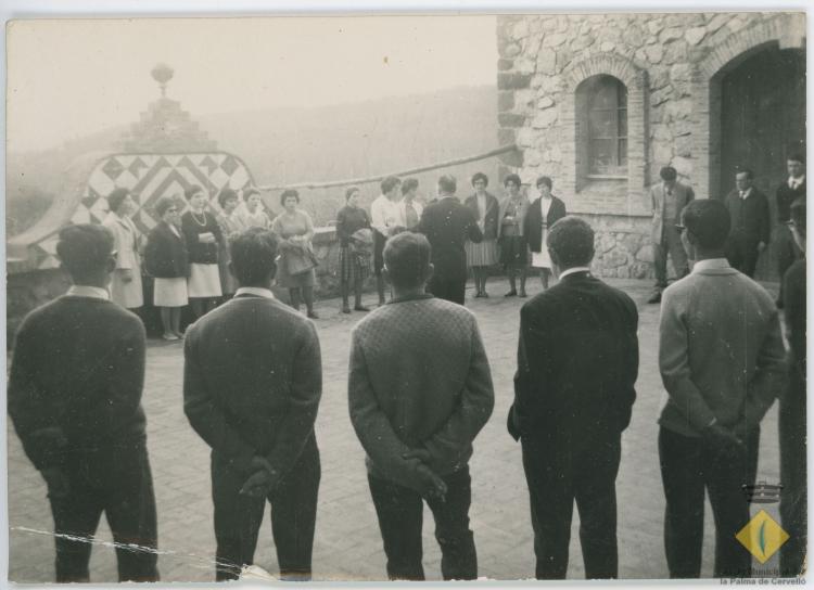 Esteve Fisas Alemany amb un grup de caramelles