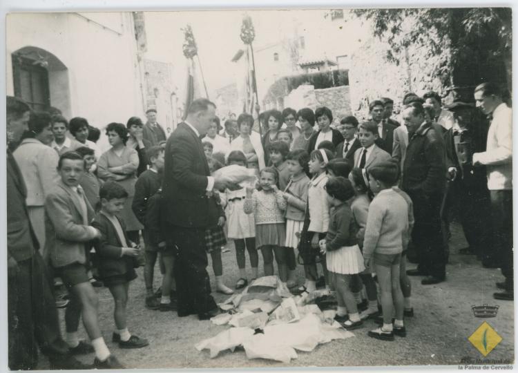 Esteve Fisas Alemany amb un grup de caramelles davant de Cal Tano