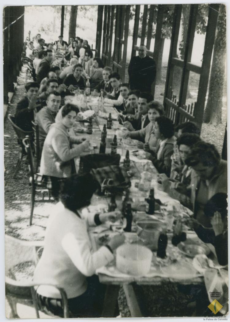 Dinar de picnic amb carmanyoles durant una excursió