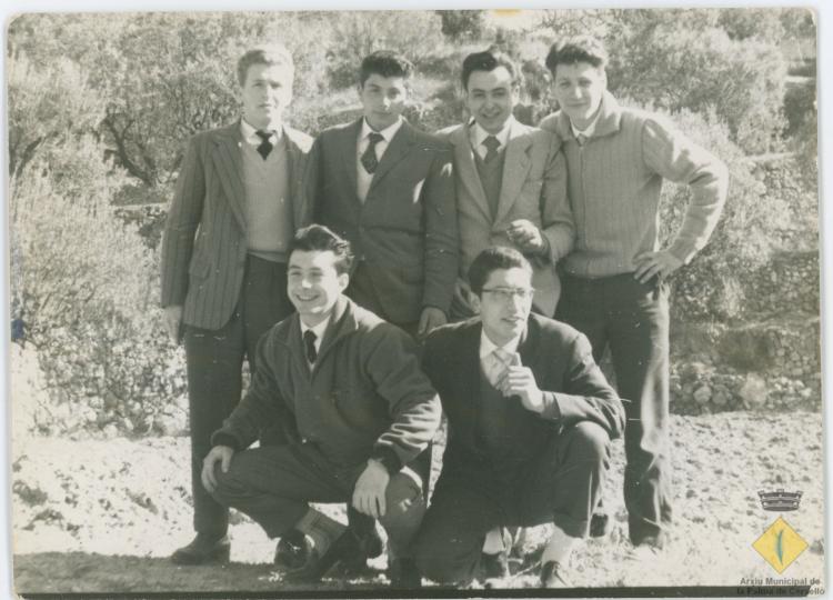 Grup de joves a la vora d'un camí