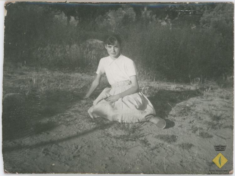 Retrat de noia a la vora d'un camí