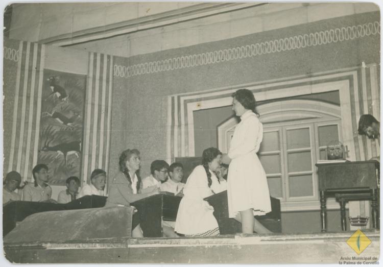 Obra de teatre a l'Aliança en la que un grup d'homes es van disfressar de dones