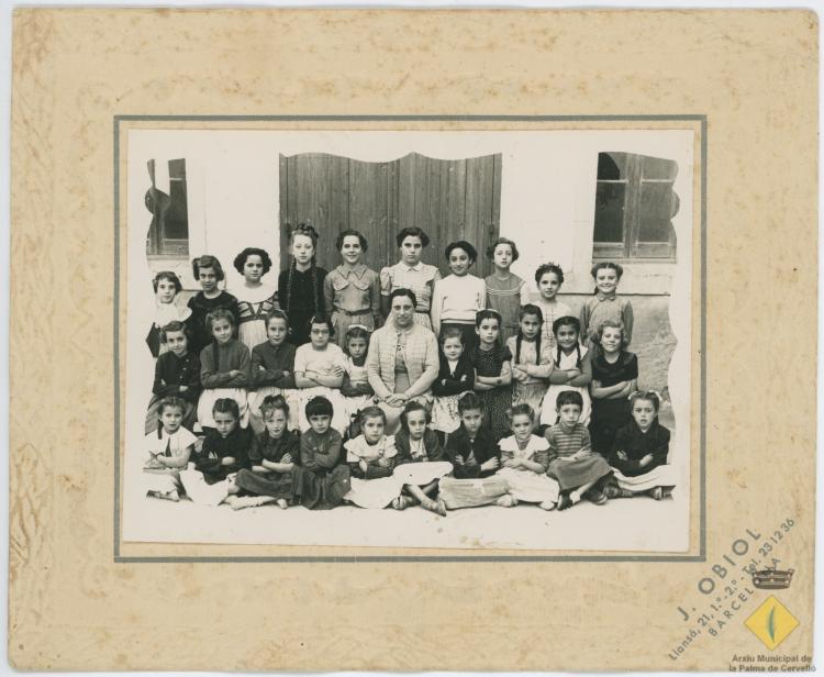 Retrat de grup de les nenes de l'escola de la Palma amb la professora Vinuesa