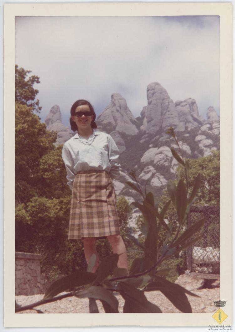 Rosa Albertí amb la muntanya de Montserrat al fons