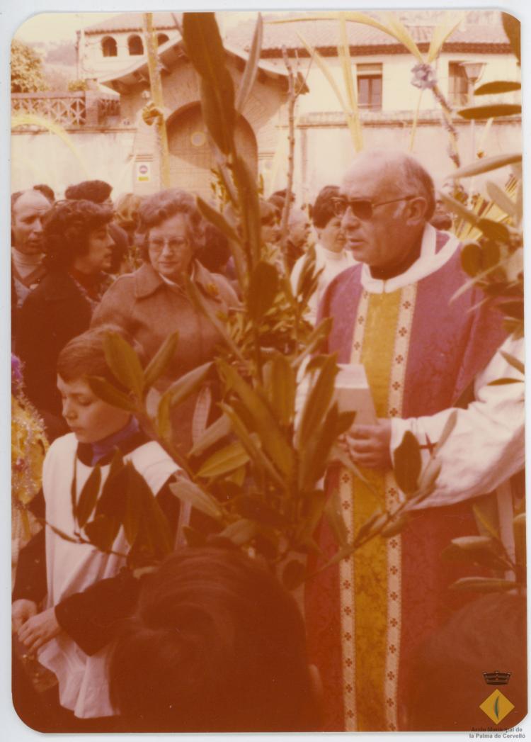 Mossèn Ignasi Vilanova un Diumenge de Rams a la benedicció de palmes i palmons a la plaça de l'Església