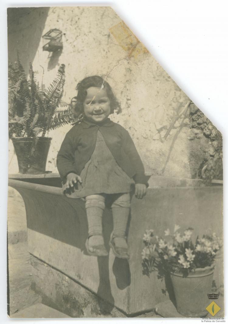 La nena Balbina Planas al pati de ca la Cinta
