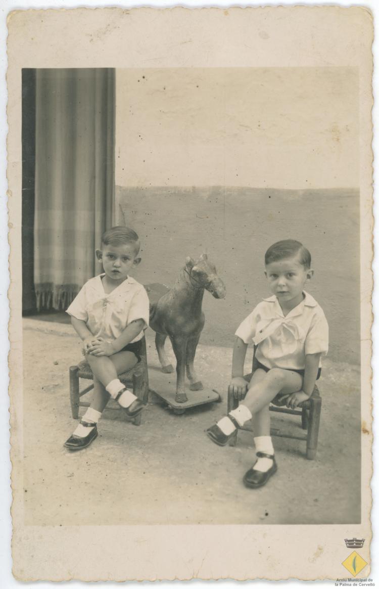Retrat dels germans Casimiro i Quim Obiols amb un cavall de cartró