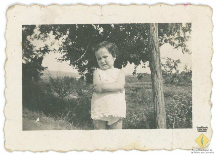 Retrat de la nena Balbina Planas a la vora d'un camí