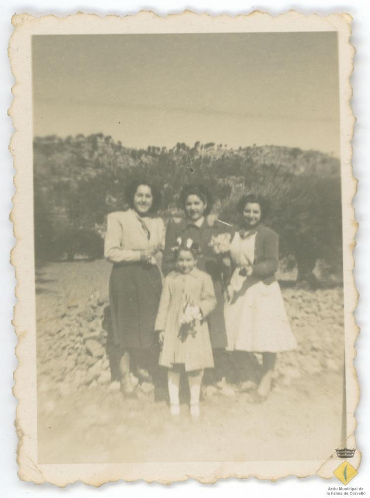 Tres noies i una nena a la vora d'un camí de la Palma