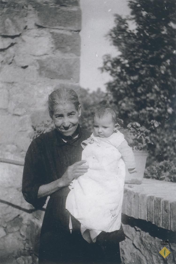 Retrat de dona gran amb un nadó