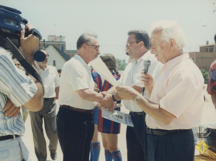 Lliurament a Josep M. Tintoré del diploma que l'acredita com antic jugador de la UE la Palma