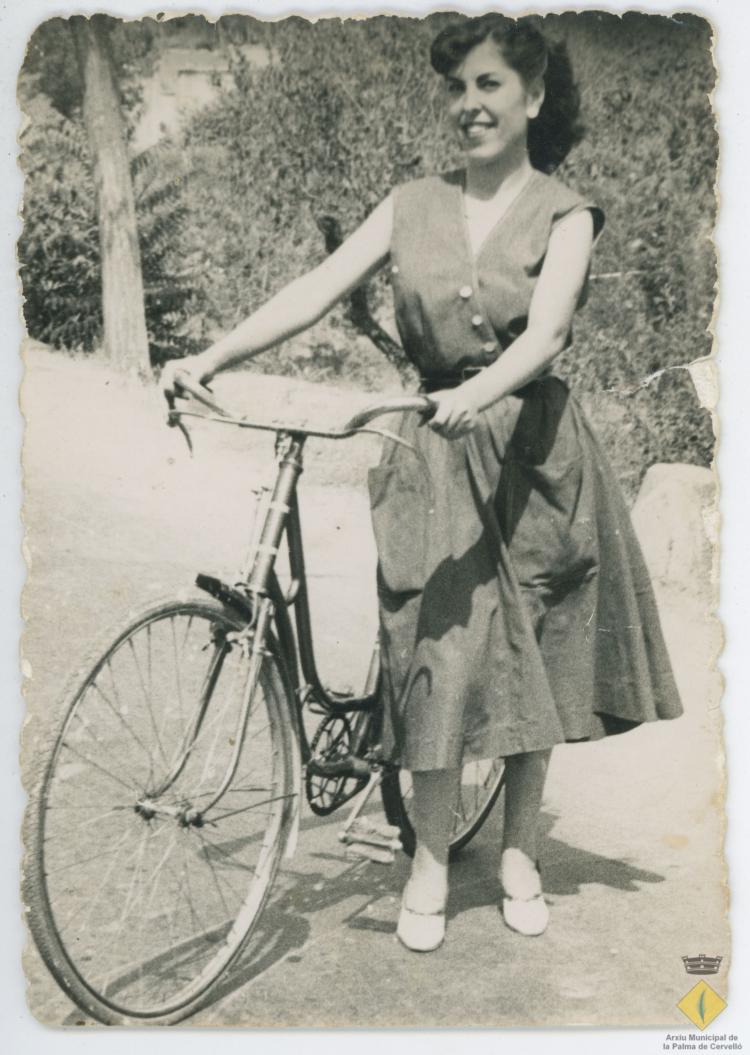 Retrat de Teresa Díaz Benete amb la seva bicicleta