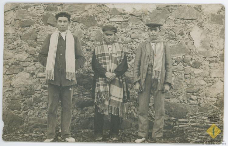 Tres nois joves amb bufandes, barrets i espardenyes