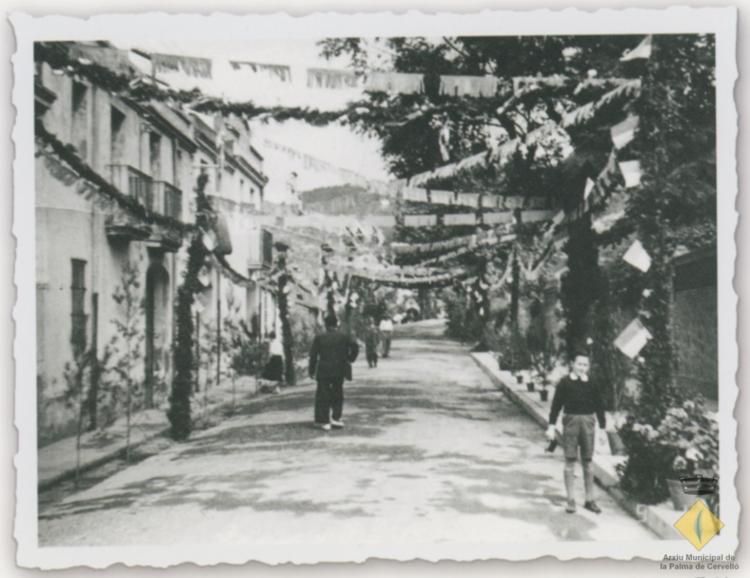 Decoració de l'avinguda Catalunya amb flors, banderins i garlandes