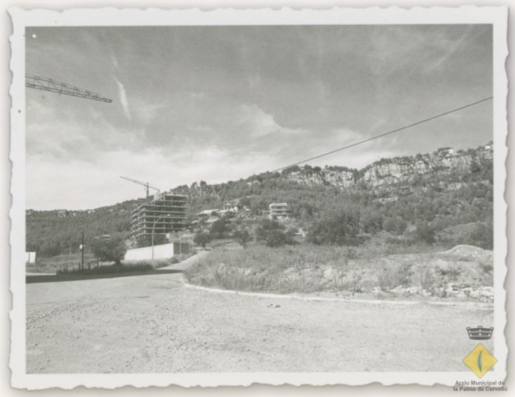 Vista de la construcció de l'edifici de pisos del carrer Gavarres vista des del carrer Canigó