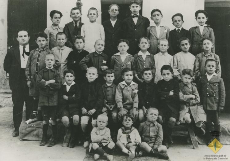 Grup escolar davant la façana de l'escola Sagrado Corazón