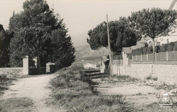 Carrer Ferran Muñoz amb el Montau al fons