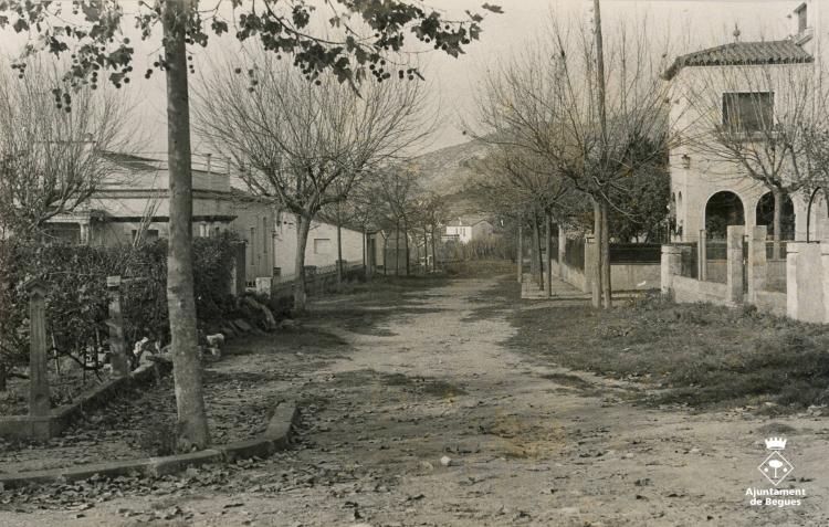 Carrer Teodoro Bosch amb la Casa Escarpanter a la dreta