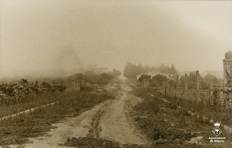 Carrer de Begues un dia de boira