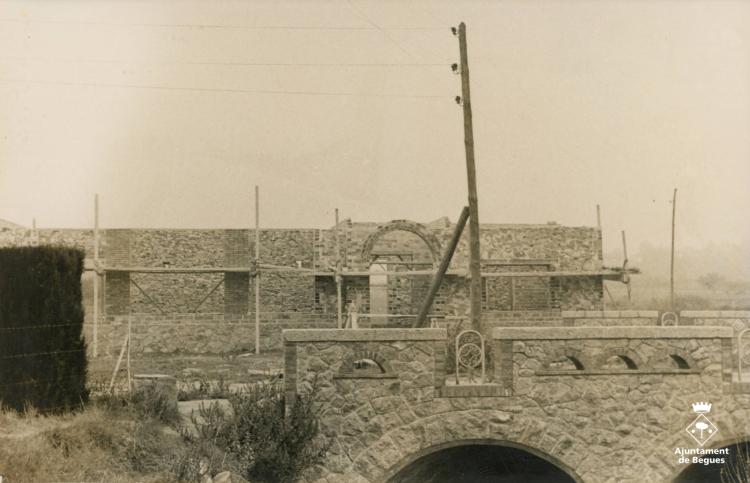 Pont del carrer Ferran Muñoz amb les obres de construcció de les escoles nacionals al fons